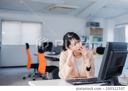 疲憊的女商人加班到早上 100322587