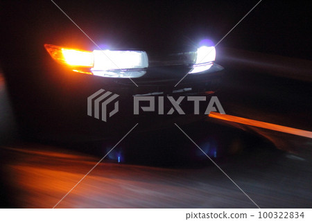行駛中汽車的車頭燈 100322834