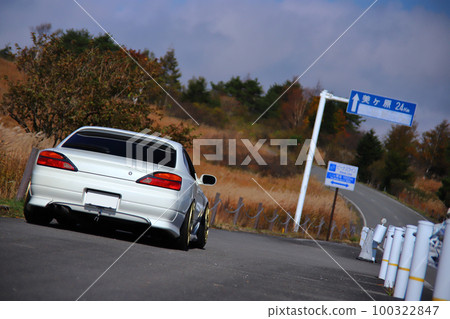 在汽車後部周圍 在汽車後部周圍 100322847