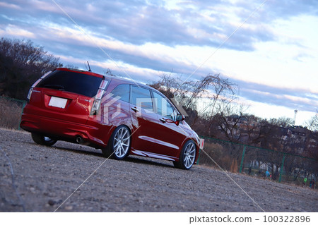 一輛紅色汽車 一輛紅色汽車 100322896