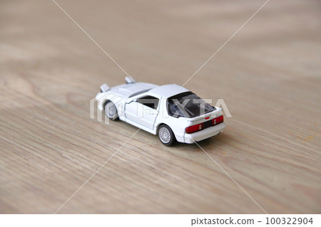 1 white minicar 1 white minicar 100322904
