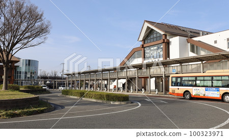 Station building of Tsuchiyama Station on the JR Sanyo Line (Kobe Line), rotary in front of the south exit of the station 100323971