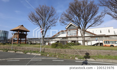 Station building of Tsuchiyama Station on the JR Sanyo Line (Kobe Line), rotary in front of the south exit of the station 100323976