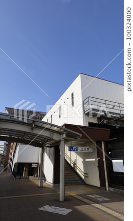 Station building of Tsuchiyama Station on the JR Sanyo Line (Kobe Line), the entrance of the stairs at the south exit 100324000