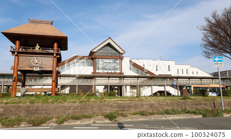 Station building of Tsuchiyama Station on the JR Sanyo Line (Kobe Line), rotary in front of the south exit of the station 100324075