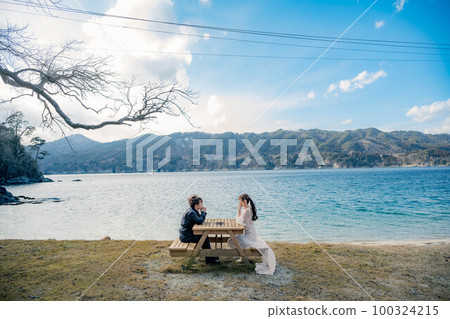 新人在海邊拍婚紗照 100324215