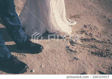 The feet of the bride and groom 100324937