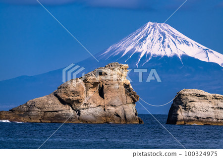 《靜岡縣》富士山和牛月岩/雲見海岸的景色 《靜岡縣》富士山和牛月岩/雲見海岸的景色 100324975