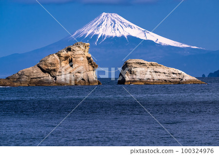 《靜岡縣》富士山和牛月岩/雲見海岸的景色 《靜岡縣》富士山和牛月岩/雲見海岸的景色 100324976