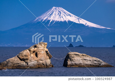 《靜岡縣》富士山和牛月岩/雲見海岸的景色 《靜岡縣》富士山和牛月岩/雲見海岸的景色 100324987