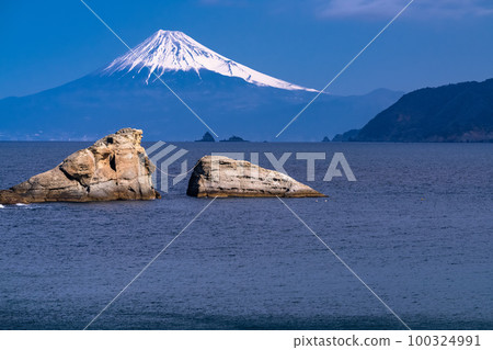 《靜岡縣》富士山和牛月岩/雲見海岸的景色 《靜岡縣》富士山和牛月岩/雲見海岸的景色 100324991