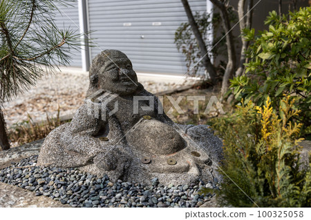 A stone statue of Hotei, located on the same site as Hanka Shii Jizoson and Yukake Jizoson in Esaka, Osaka (photographed on March 5, 2023) A stone statue of Hotei, located on the same site as Hanka Shii Jizoson and Yukake Jizoson in Esaka, Osaka (photographed on March 5, 2023) 100325058