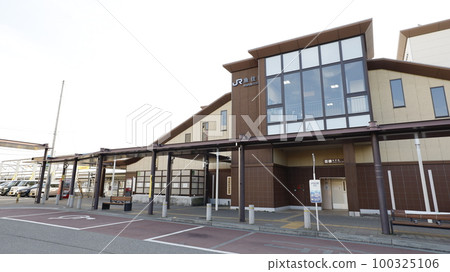 JR山陽線(神戶線)魚住站車站大樓北口前旋轉 JR山陽線(神戶線)魚住站車站大樓北口前旋轉 100325106