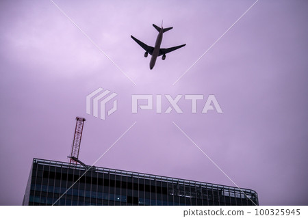 東京城市景觀,日本一架飛機從烏雲籠罩的澀谷飛過櫻丘重建大樓。航空旅行需求恢復 = 13 天 東京城市景觀,日本一架飛機從烏雲籠罩的澀谷飛過櫻丘重建大樓。航空旅行需求恢復 = 13 天 100325945