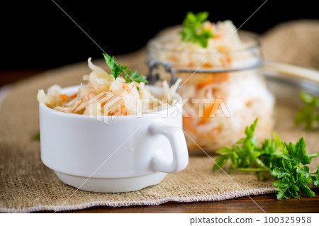Sauerkraut with carrots and spices in a bowl 100325958