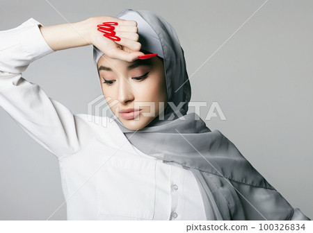 beautiful islamic young woman with long Nails. beauty girl in hijab 100326834