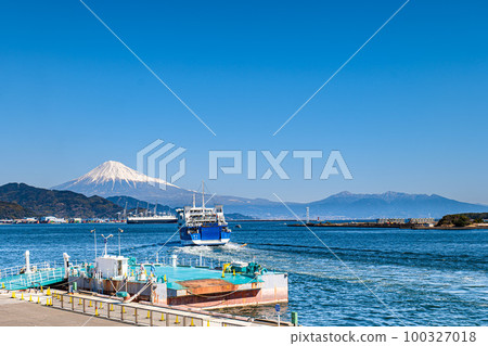 冬天的富士山和從清水港出發的駿河灣渡輪 冬天的富士山和從清水港出發的駿河灣渡輪 100327018