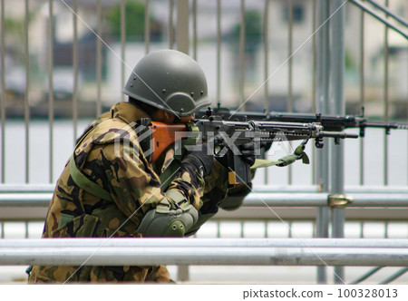 Air Self-Defense Force personnel undergoing base security training 100328013