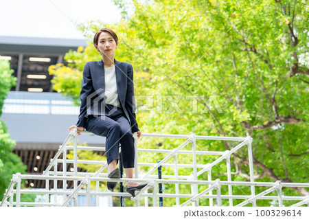 攀登叢林健身房的女人 新鮮的綠色 100329614