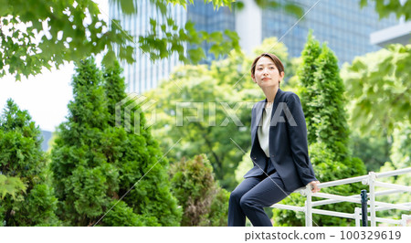 A woman climbing a jungle gym Fresh green 100329619