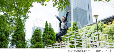 攀登叢林健身房的女人 新鮮的綠色 100329621