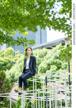 攀登叢林健身房的女人 新鮮的綠色 100329629