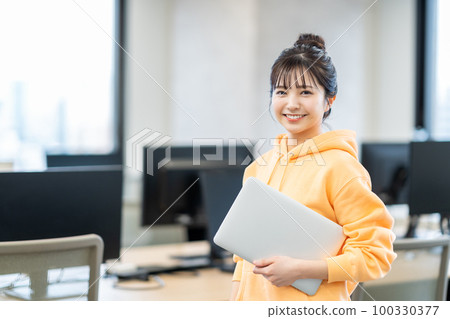 年輕商人在辦公室 100330377