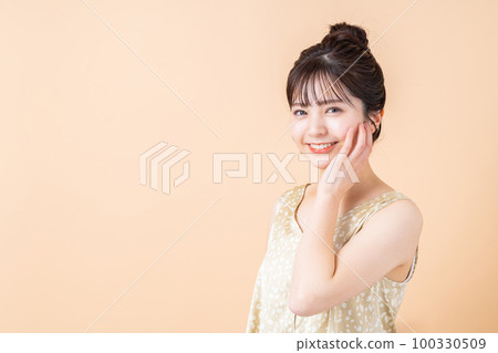 A young woman who feels moisturizing A young woman who feels moisturizing 100330509