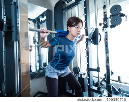 蹲在電源架上的女人 蹲在電源架上的女人 100330710