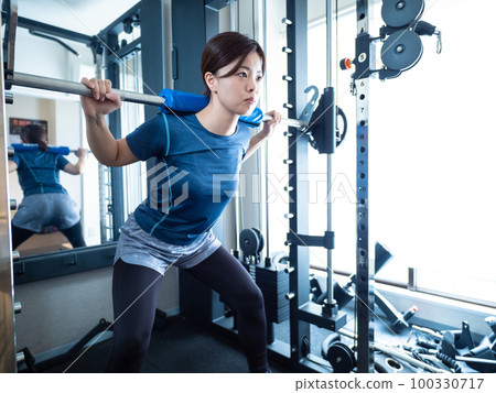 蹲在電源架上的女人 蹲在電源架上的女人 100330717