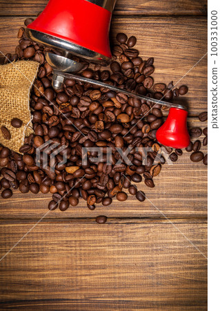 Coffee grinder and coffee beans on vintage boards. Idea for making a coffee drink top view 100331000