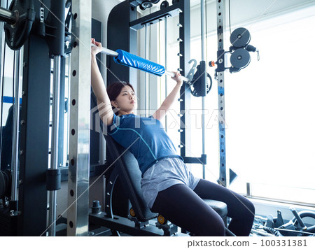 女性長凳壓在電源架上 100331381