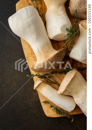 Eryngii mushrooms on a cutting board 100333198