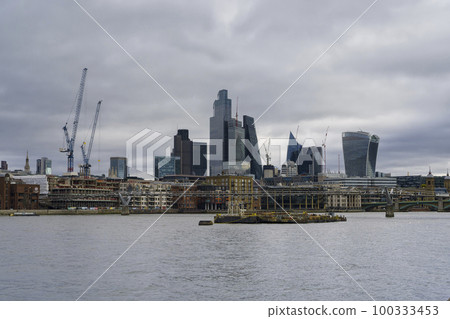 London City skyscrapers and River Thames / London, UK 100333453