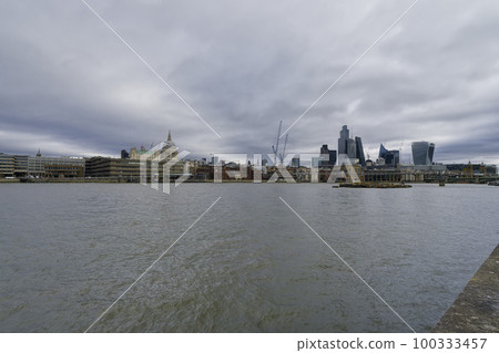 英國倫敦泰晤士河上的城市摩天大樓和聖保羅大教堂 100333457