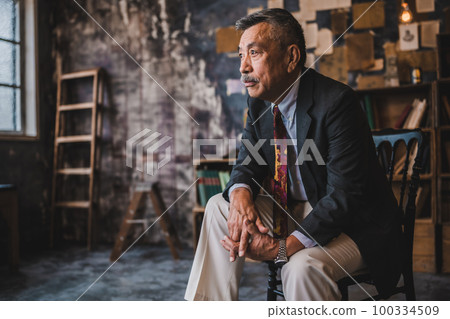 Senior male portrait 100334509