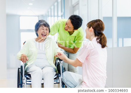 Image of a senior woman in a wheelchair and a caregiver Photographing cooperation: Japanese language school attached to Chuo Institute of Technology 100334693
