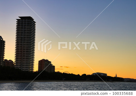Dusk around Fukuoka City Seaside Park in the Atagohama area 100335688