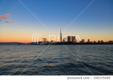 Atagohama district, around the Muromi River mouth and Fukuoka Tower at dusk as seen from Fukuoka City Seaside Park 100335690
