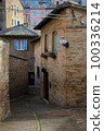 Narrow alleys in Urbino, Italy 100336214