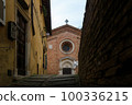 Narrow alleys in Urbino, renaissance italian city in Marche region 100336215