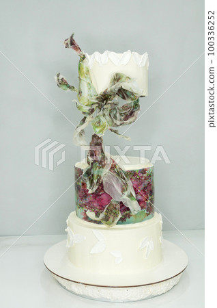 Large wedding cake with rice paper decorations Large wedding cake with rice paper decorations 100336252