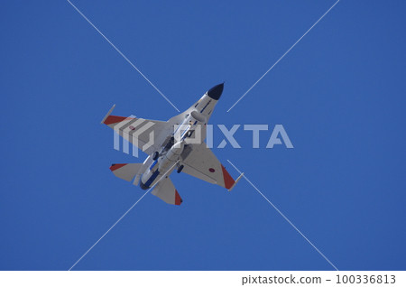 F-2 of the Air Self-Defense Force Flight Development Experiment Team performing a maneuver flight at the air festival 100336813