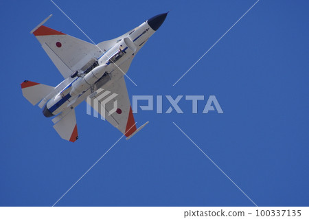 航空自衛隊飛行開發實驗隊的F-2在航空節上進行機動飛行 航空自衛隊飛行開發實驗隊的F-2在航空節上進行機動飛行 100337135