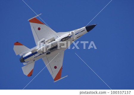 F-2 of the Air Self-Defense Force Flight Development Experiment Team performing a maneuver flight at the air festival 100337137