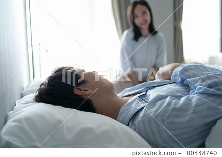 A man in his 40s in the bedroom 100338740