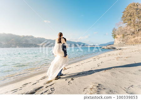 新娘和新郎在沙灘上仰臥 100339853