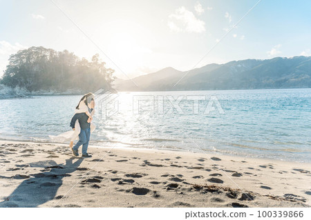 新娘和新郎在沙灘上仰臥 新娘和新郎在沙灘上仰臥 100339866