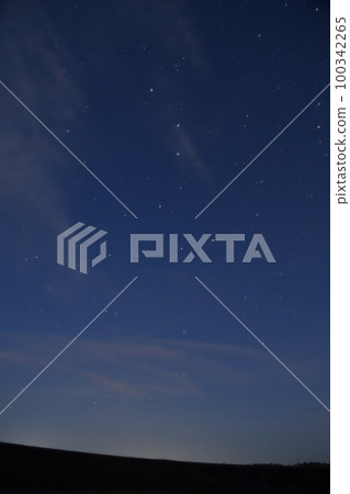 Kobuchizawa-cho, Hokuto City, the sky near dawn, the Big Dipper on the embankment of the Koumi Line 100342265