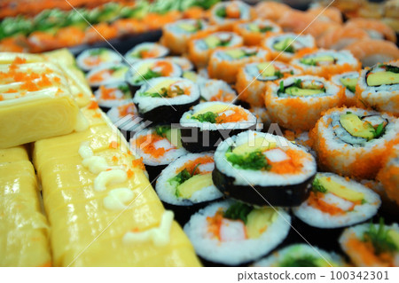 sushi rolls 100342301